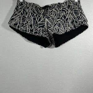 Lululemon Shanti Surf Short Womens M Pretty Palm Black‎ Angel Wing Reversible